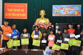 Trao 100 suất quà cho trẻ em khuyết tật, mồ côi, hoàn cảnh đặc biệt.