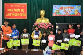 Trao 100 suất quà cho trẻ em khuyết tật, mồ côi, hoàn cảnh đặc biệt.