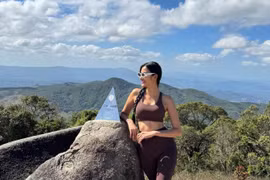 Hoa hậu Hoàng Thùy trải nghiệm trekking 8 tiếng chinh phục đỉnh núi Chư Nâm