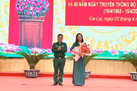 Đại tá Rơ Mah Tuân-Chính ủy Bộ đội Biên phòng tỉnh Gia Lai, Trưởng Ban Tổ chức trao giải nhất tập thể cho Trường THPT Pleiku. Ảnh: Hà Duy