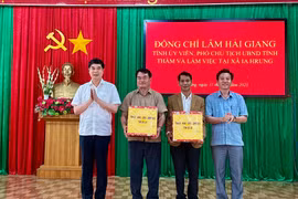 Đồng chí Lâm Hải Giang đã tặng phần quà của Tỉnh ủy, HĐND, UBND, Ủy ban MTTQ Việt Nam tỉnh cho UBND và các đơn vị của xã Ia Hrung. Ảnh: Hà Duy