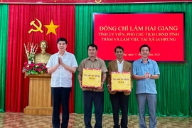 Đồng chí Lâm Hải Giang đã tặng phần quà của Tỉnh ủy, HĐND, UBND, Ủy ban MTTQ Việt Nam tỉnh cho UBND và các đơn vị của xã Ia Hrung. Ảnh: Hà Duy