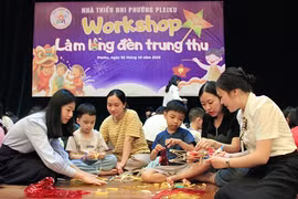 Các em nhỏ hào hứng tự tay làm lồng đèn ông sao tại Nhà Thiếu nhi phường Pleiku. Ảnh: H.H