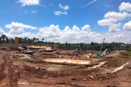 Quang cảnh thi công phía hạ lưu hồ thị trấn Phú Hòa, huyện Chư Păh, tỉnh Gia Lai. *Ảnh: Hoàng Cư