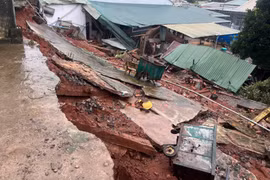 Gia Lai: Sau tiếng nổ lớn, 43 m bờ tường Bến xe Đức Long đổ sập vào nhà dân