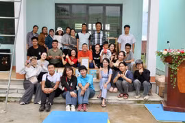 Tặng quà cho Trường Phổ thông Dân tộc Bán trú Tiểu học và THCS Nguyễn Khuyến