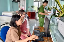 Cán bộ Trung tâm Phục vụ hành chính công xã Ayun hướng dẫn người dân nộp hồ sơ trực tuyến. Ảnh: Hà Duy