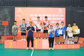 Trao 27 bộ huy chương tại giải cầu lông “Anh Anh Badminton”