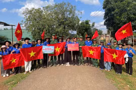 Tỉnh đoàn Gia Lai tặng cờ Tổ quốc cho người dân xã Ia O 