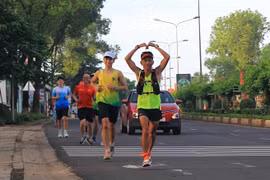 Runner Gia Lai đồng hành cùng "dị nhân" marathon Nguyễn Văn Long trên hành trình xuyên Việt