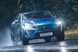 Peugeot E-408 có thể chạy khoảng 400 km cho mỗi lần sạc, giá trên 1,1 tỷ đồng