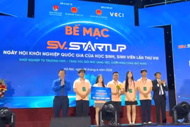 Nhóm học sinh Trường THPT Pleiku nhận giải Nhì tại cuộc thi. 