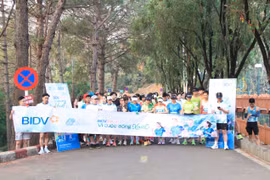 Hơn 200 vận động viên tham gia giải chạy BIDV Run-Vì cuộc sống xanh. Ảnh: H.H