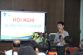 Đại diện nhóm nhà khoa học trình bày kết quả nghiên cứu tại Hội nghị Vật lí miền Trung và Tây Nguyên 2025. Ảnh: H.H