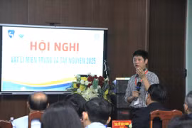 Đại diện nhóm nhà khoa học trình bày kết quả nghiên cứu tại Hội nghị Vật lí miền Trung và Tây Nguyên 2025. Ảnh: H.H