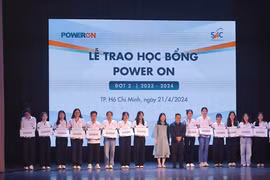 Rơ Lan Giáo (thứ 7 từ trái sang) nhận học bổng Power On đợt 2 năm học 2023-2024 tại TP. Hồ Chí Minh. Ảnh: NVCC