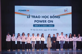 Rơ Lan Giáo (thứ 7 từ trái sang) nhận học bổng Power On đợt 2 năm học 2023-2024 tại TP. Hồ Chí Minh. Ảnh: NVCC