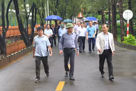 Chủ tịch UBND tỉnh Phạm Anh Tuấn (giữa) khảo sát tại Công viên Diên Hồng (phường Diên Hồng). Ảnh: Hoàng Hoài
