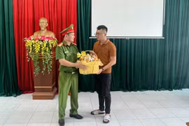 Gia đình nạn nhân trong vụ mắc kẹt giữa dòng lũ trên sông Ayun đến cảm ơn lực lượng Công an