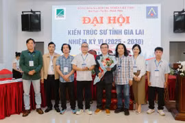 Hội Kiến trúc sư tỉnh Gia Lai ra mắt Ban Chấp hành nhiệm kỳ 2025-2030. Ông Võ Hồng Nhân (cầm hoa) được bầu làm Chủ tịch Hội. Ảnh: HKTS