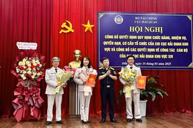 Đồng chí Lưu Mạnh Tưởng-Phó Cục trưởng Cục Hải quan trao Quyết định bổ nhiệm các Phó Chi cục trưởng Chi cục Hải quan khu vực XIV. Ảnh: Quyết Thắng