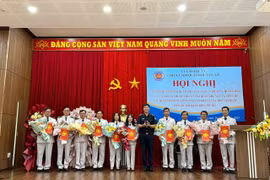 Ông Đỗ Việt Toàn-Chi cục trưởng Chi cục Hải quan khu vực XIV trao quyết định cho các Trưởng phòng và chức vụ tương đương. Ảnh: Quyết Thắng