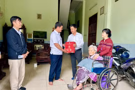 Phó Chủ tịch UBND tỉnh Nguyễn Hữu Quế bày tỏ lòng tri ân sâu sắc đối với các gia đình đã đã hy sinh, cống hiến hết mình trong các cuộc kháng chiến, góp phần mang lại nền độc lập cho dân tộc. Ảnh: Hà Duy