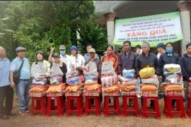 Người mù, người khuyết tật ở huyện Chư Păh, tỉnh Gia Lai nhận quà do ông Lê Văn Nhì hỗ trợ. * Ảnh: Hoàng Minh