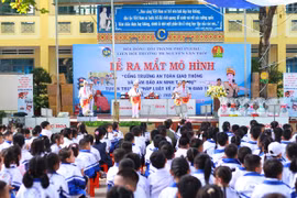 Ra mắt mô hình “Cổng trường an toàn giao thông, bảo đảm về an ninh, trật tự” 