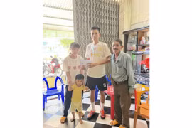 Kết thúc giải, BTC đã đến trao tặng số tiền cho gia đình em Hoài Thương. Ảnh: T.V