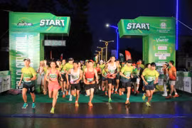 Mặc dù trời mưa nhẹ nhưng không vì thế mà cản trở tinh thần yêu chạy bộ của các VĐV. Ảnh: Hoàng Hoài