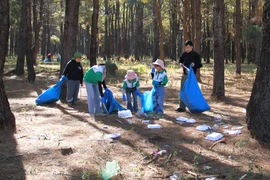 Hơn 30 tình nguyện viên thuộc Hội Yêu rác Gia Lai tập trung thu gom rác thải nhựa và làm sạch môi trường tại khu vực Đồi thông Phan Đình Phùng, xã Ia Hrung vào sáng mùng 5 Tết Bính Ngọ.