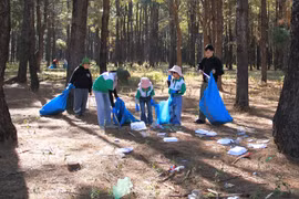 Hơn 30 tình nguyện viên thuộc Hội Yêu rác Gia Lai tập trung thu gom rác thải nhựa và làm sạch môi trường tại khu vực Đồi thông Phan Đình Phùng, xã Ia Hrung vào sáng mùng 5 Tết Bính Ngọ.