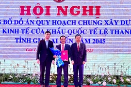 Cục phó Cục Đầu tư Nước ngoài Trương Minh và Phó Chủ tịch UBND tỉnh Nguyễn Hữu Quế trao Quyết định số 1074/QĐ-TTg của Thủ tướng Chính phủ về phê duyệt Đồ án Quy hoạch chung xây dựng Khu kinh tế cửa khẩu quốc tế Lệ Thanh, tỉnh Gia Lai đến năm 2045. Ảnh: Hà Duy