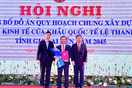 Cục phó Cục Đầu tư Nước ngoài Trương Minh và Phó Chủ tịch UBND tỉnh Nguyễn Hữu Quế trao Quyết định số 1074/QĐ-TTg của Thủ tướng Chính phủ về phê duyệt Đồ án Quy hoạch chung xây dựng Khu kinh tế cửa khẩu quốc tế Lệ Thanh, tỉnh Gia Lai đến năm 2045. Ảnh: Hà Duy