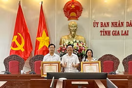 Thừa uỷ quyền của Thủ tướng Chính phủ, Chánh Văn phòng UBND tỉnh Vũ Tiến Anh đã trao Bằng khen của Thủ tướng Chính phủ cho 2 cá nhân vì đã có thành tích xuất sắc trong công tác, góp phần vào sự nghiệp xây dựng chủ nghĩa xã hội và bảo vệ Tổ quốc. Ảnh: Hà Duy