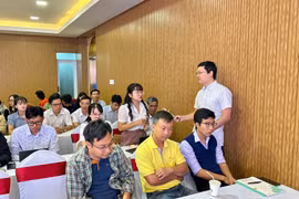 Các doanh nghiệp trao đổi trực tiếp với chuyên gia về các vấn đề liên quan đến áp dụng các tiêu chuẩn bền vững trong sản xuất, kinh doanh. Ảnh Hà Duy