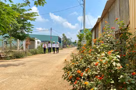 Con đường sạch, đẹp tại làng Bông Phrao (xã An Phú, TP. Pleiku). Ảnh Hà Duy