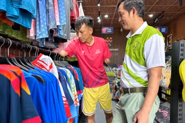 Kinh tế thể thao còn bao gồm các hoạt động gián tiếp phục vụ các hoạt động thể dục thể thao như/ sản xuất, cung cấp trang thiết bị thể thao. Ảnh: Hà Duy