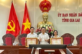 Thừa uỷ quyền của Thủ tướng Chính phủ, Chánh Văn phòng UBND tỉnh Vũ Tiến Anh đã trao Bằng khen của Thủ tướng Chính phủ cho 2 cá nhân vì đã có thành tích xuất sắc trong công tác, góp phần vào sự nghiệp xây dựng chủ nghĩa xã hội và bảo vệ Tổ quốc. Ảnh: Hà Duy