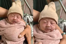 UBND xã Ia Kênh phát thông báo tìm cha, mẹ cho trẻ sơ sinh bị bỏ rơi tại làng Nhao 1. Ảnh: K.H