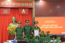 Trao chứng nhận thương binh cho cán bộ Công an bị đối tượng ma túy đâm trọng thương 