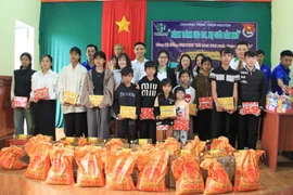 Tặng hơn 200 suất quà cho thiếu nhi làng Bông Phrâo