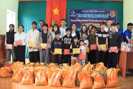 Tặng hơn 200 suất quà cho thiếu nhi làng Bông Phrâo