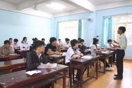 Hơn 900 thí sinh thi tuyển vào lớp 10 Trường THPT chuyên Hùng Vương