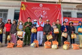 Ông Cao Xuân Nam - Phó Chủ tịch Hội CTĐ tỉnh Gia Lai(thứ 7 bên trái) trao tặng quà “Tết Nhân ái” 2024 cho bà con huyện Chư Păh.