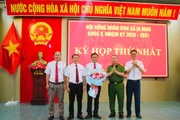 Ông Phạm Văn Phương (đứng giữa) tái cử Chủ tịch HĐND xã Ia Hiao khóa V, nhiệm kỳ 2026-2031. Ảnh: Vũ Chi