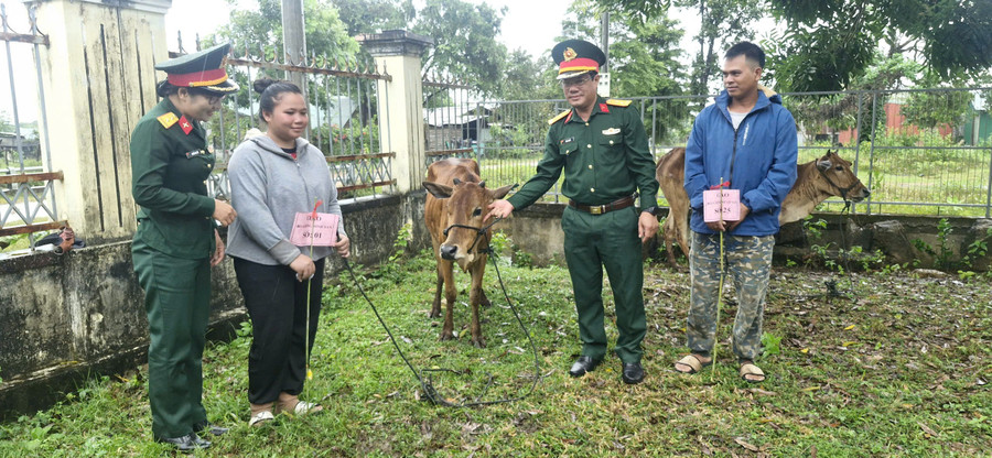 ຜູ້ນໍາກຸ່ມເສດຖະກິດ-ປ້ອງກັນ 710 ມອບງົວໃຫ້ປະຊາຊົນ. ພາບ: ວິນຮວ່າງ z7198425408140-082cbe5fc077aaf24d2e9937ac26d2f7.jpg