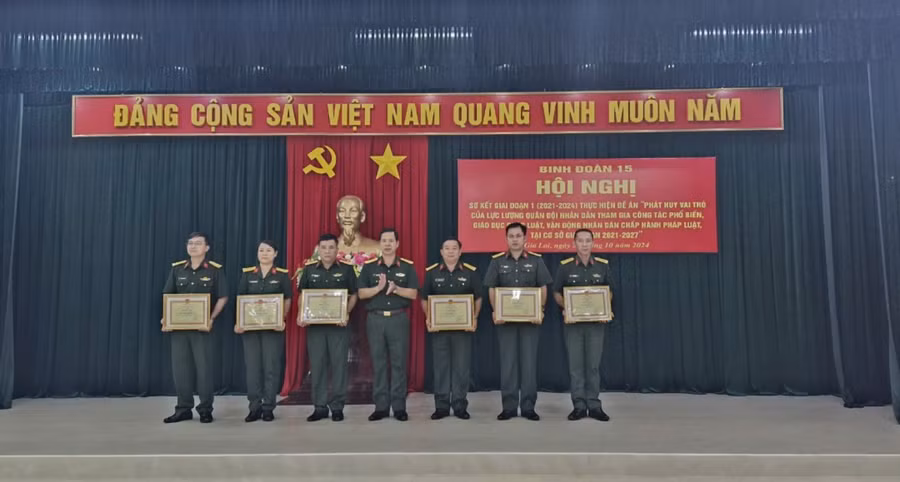 lanh-dao-binh-doan-15-tang-bang-khen-cho-cac-tap-the-dat-thanh-tich-xuat-sac.jpg