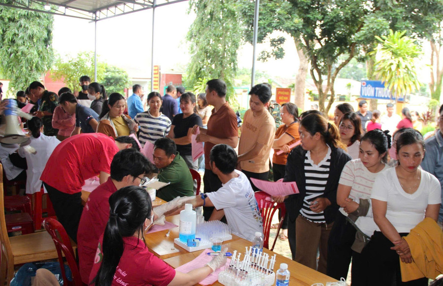 Công nhân và người lao động của đơn vị đăng ký hiến máu tình nguyện. Ảnh: Vĩnh Hoàng z6850148116459-d4f1a4a5a20aae6adb416b0a7f93a4a5.jpg